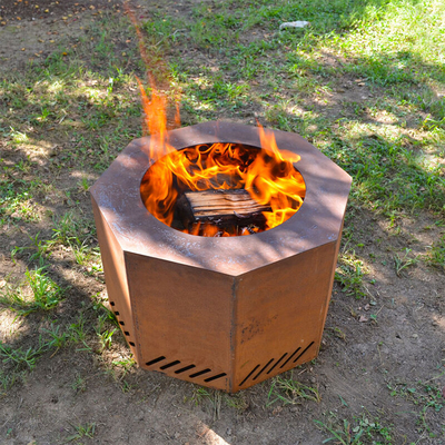 Campingowy piec opalany drewnem Corten Steel Round Fire Pit w zewnętrznej przestrzeni życiowej