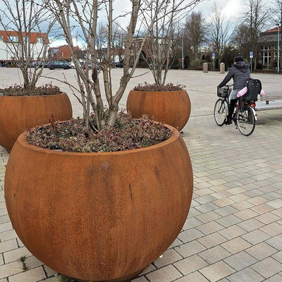 Doniczka metalowa w kształcie kuli o średnicy 1000 mm do centrum handlowego