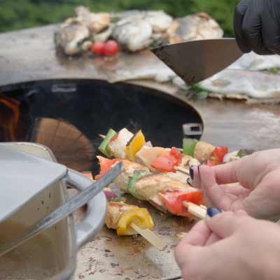 Wstępnie zardzewiały palenisko ze stali Corten do grillowania na świeżym powietrzu
