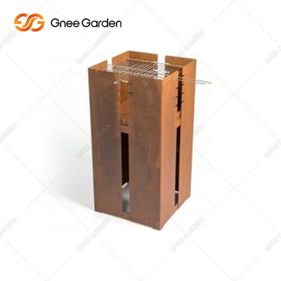 Metalowy grill na drewno z otwartym paleniskiem do gotowania na świeżym powietrzu w ogrodzie