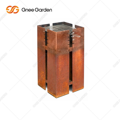 Metalowy grill na drewno z otwartym paleniskiem do gotowania na świeżym powietrzu w ogrodzie