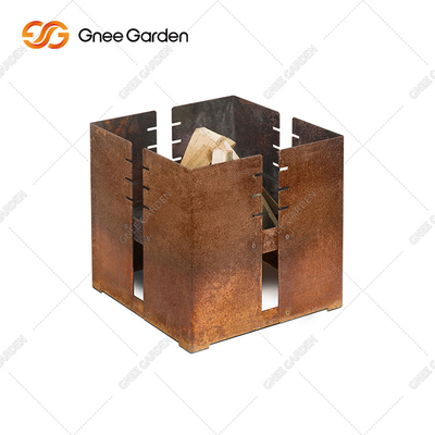 Metalowy grill na drewno z otwartym paleniskiem do gotowania na świeżym powietrzu w ogrodzie