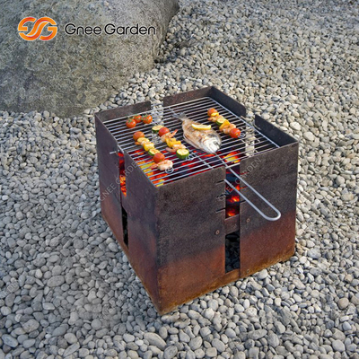 Metalowy grill na drewno z otwartym paleniskiem do gotowania na świeżym powietrzu w ogrodzie