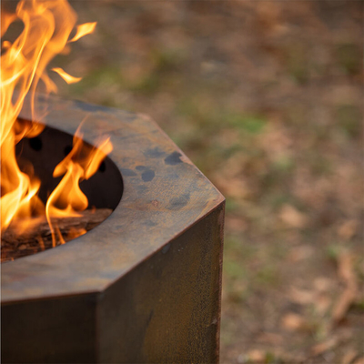 Campingowy piec opalany drewnem Corten Steel Round Fire Pit w zewnętrznej przestrzeni życiowej