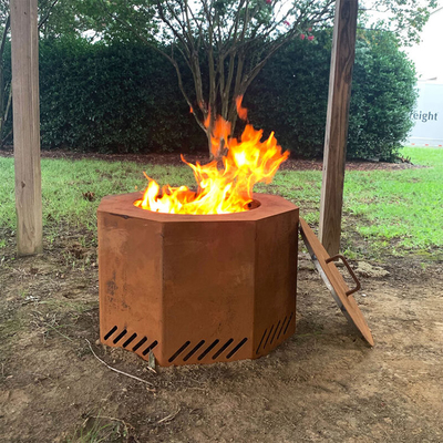 Campingowy piec opalany drewnem Corten Steel Round Fire Pit w zewnętrznej przestrzeni życiowej