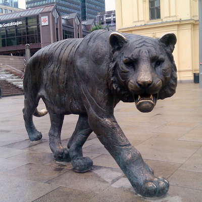Wysokość 5 m Dekoracyjna rzeźba z brązu Leopard Współczesny standard SGS