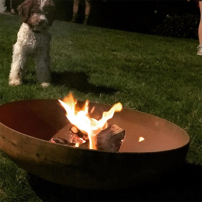 Rustykalny okrągły piecyk opalany drewnem Corten Steel Fire Pit na zewnątrz podwórko