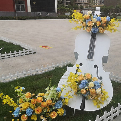 Rzeźba żelaznego instrumentu muzycznego na wiolonczelę do dekoracji trawników na świeżym powietrzu
